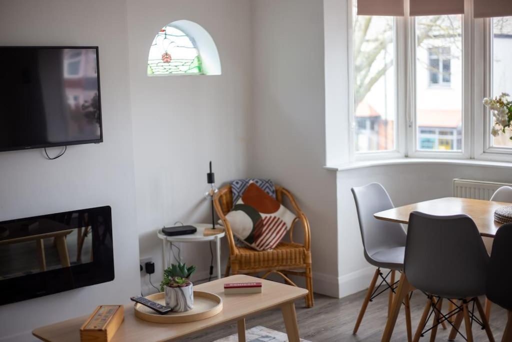 Stylish Retreat In Leigh-On-Sea Apartment Southend-on-Sea Exterior photo